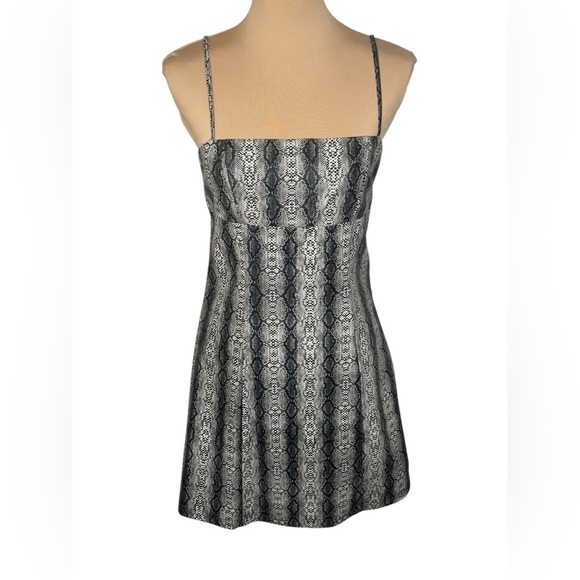 URBAN OUTFITTERS ~Black and White Snake Print Mini Dress NWT Medium - Picture 1 of 9